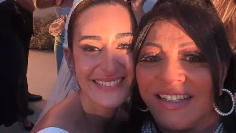 أجمل عروسة.. هالة صدقي تحتفل بزفاف أمينة خليل