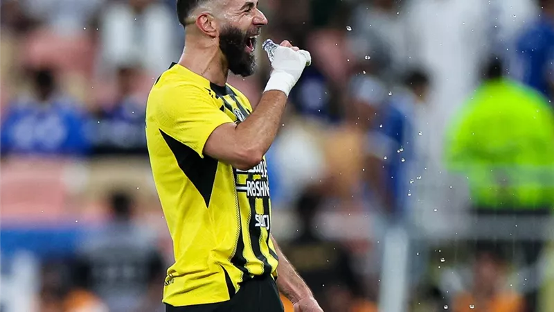 شاهد .. بنزيما يفتتح التسجيل لاتحاد جدة أمام القادسية فى نهائى الكأس