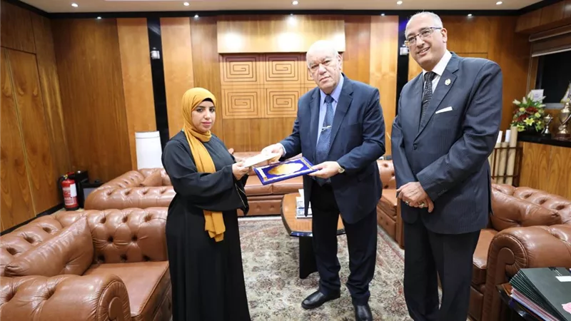 إسحاق يكرم موظفة .. تقديرا لجهودها في خدمة الركاب