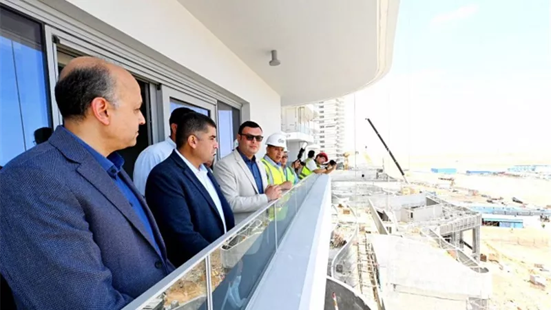 وزير الإسكان يبدأ جولة تفقدية في مدينة العلمين الجديدة