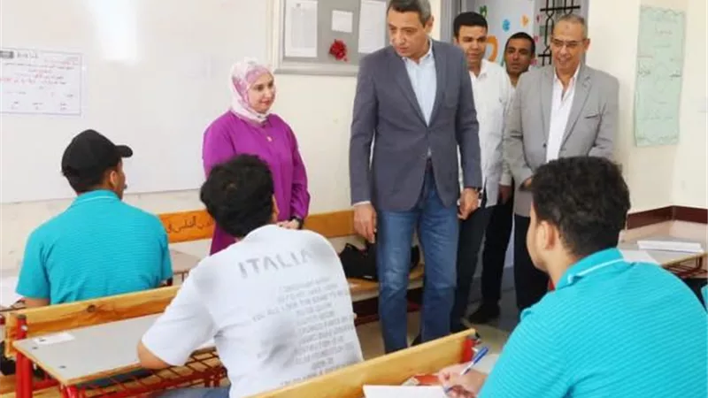 محافظ السويس يتفقد امتحانات الشهادة الاعدادية والدبلومات بالمدارس