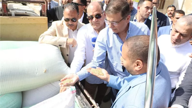 صور.. وزير الزراعة يؤكد رفع سعر أردب القمح عن العام الماضي لتحفيز