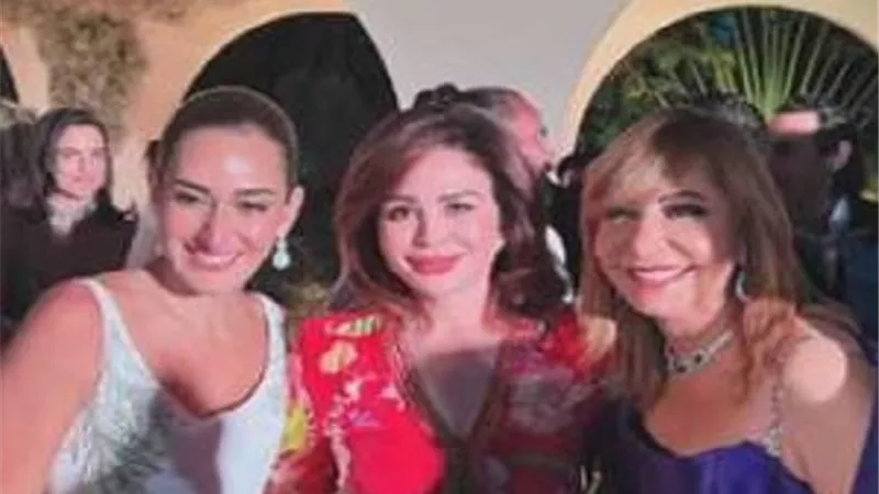 إلهام شاهين تهنىء امينة خليل 