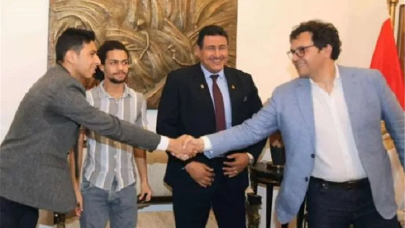 هنو يُسلم بطاقات مبادرة “أهلًا وسهلًا بالطلبة” لأوائل المشتركين