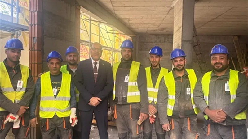 وزير العمل يلتقي مدير شركة لاستقدام العمالة بصربيا.. ويزور عمال مصريين بمواقع عملهم