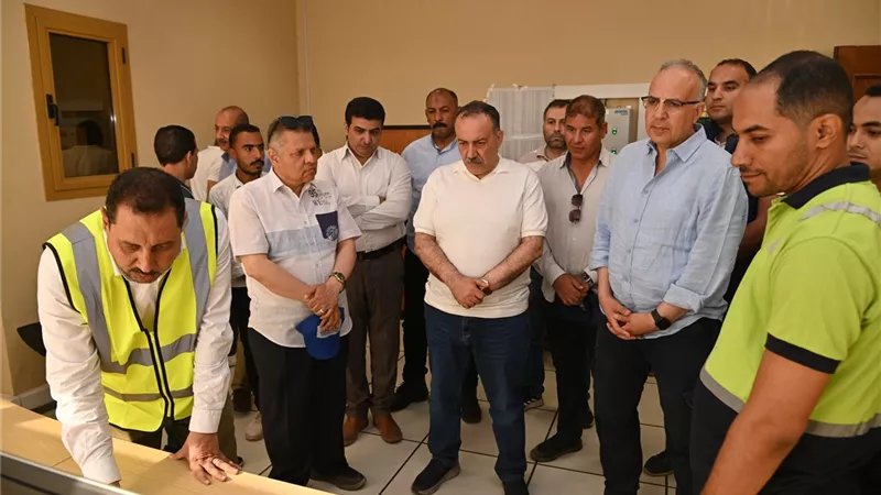 محافظ أسيوط ووزيرالموارد المائية والري يتفقدان قناطرأسيوط الجديدة