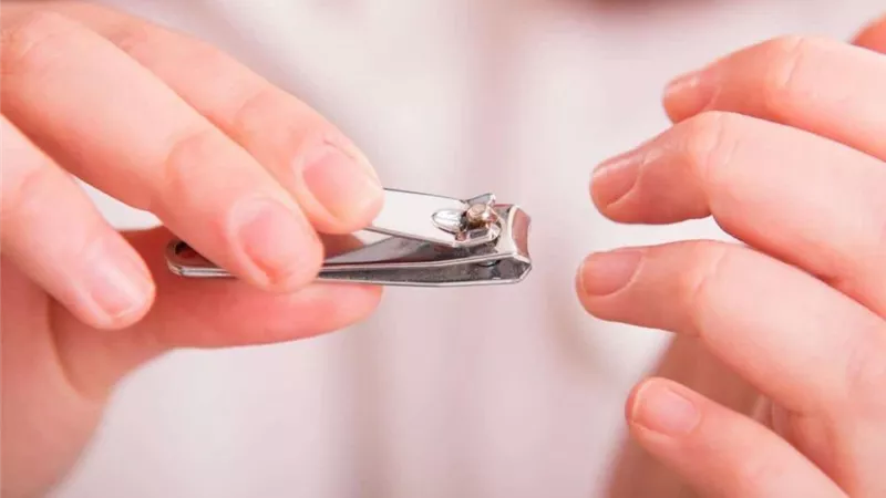 هل يجوز للمحرم إزالة شيء من شعره أو أظفاره أثناء إحرامه؟