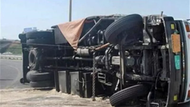 إصابة 14 فى انقلاب سيارة نقل بطريق أسيوط الغربى