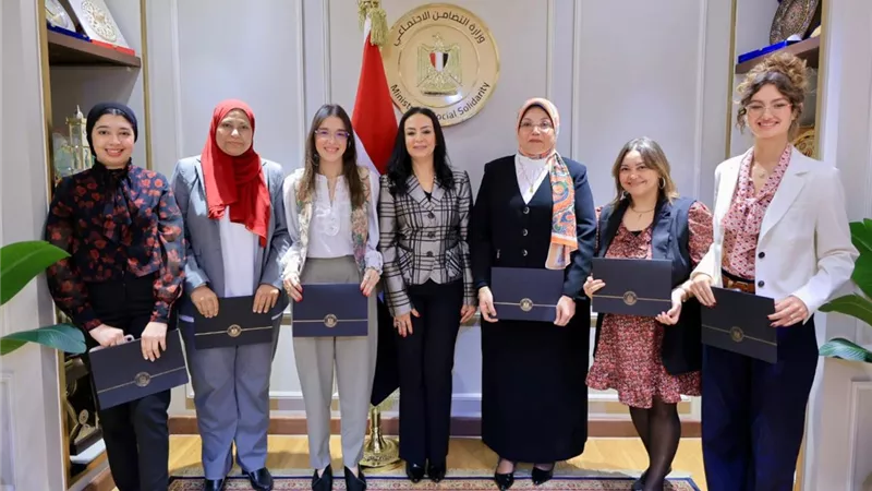 وزيرة التضامن تكرم إدارتي الحماية الاجتماعية والتعاون الدولي