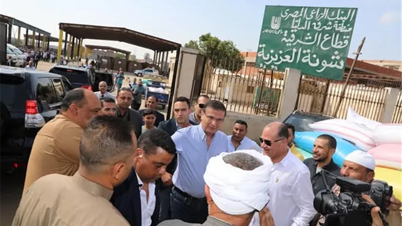 وزير الزراعة يتابع أعمال توريد القمح بشونة العزيزية