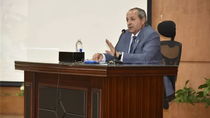 محافظ بورسعيد: تطوير الشاطئ بمرافقه ولن يضار أحد فى رزقه