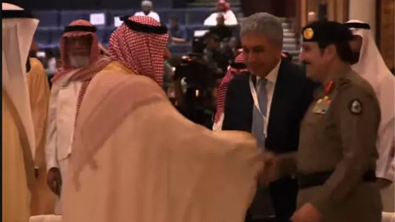 وزير السياحة والآثار يشارك في ندوة الحج الكبرى بجدة
