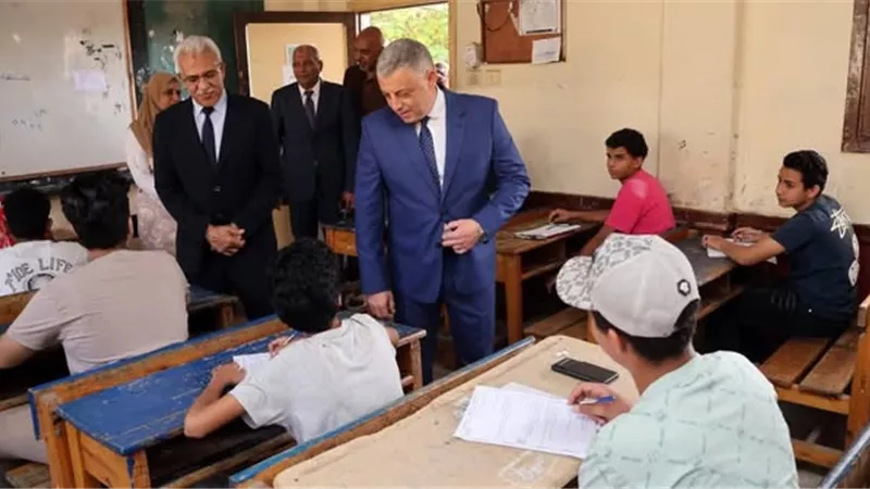 محافظ الإسماعيلية يطمئن على مستوى امتحانات الشهادة الإعدادية