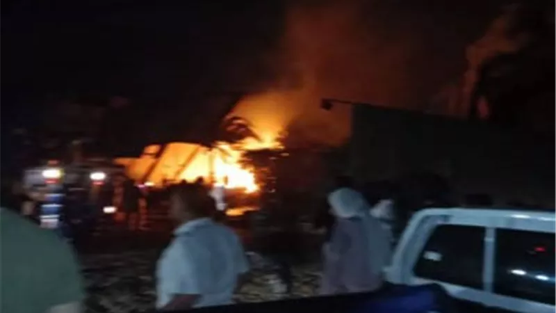 مدير أمن القليوبية يصل موقع حريق مصنع للحديد بالقناطر الخيرية