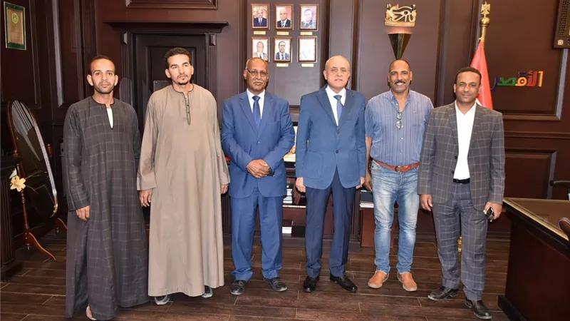 محافظ الأقصر يستقبل وفد شباب كيمان المطاعنة بإسنا