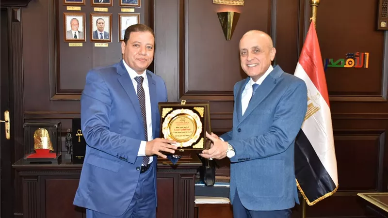 مدير شركات سياحية يكرم محافظ الأقصر لنجاحه فى دعم الموسم السياحى