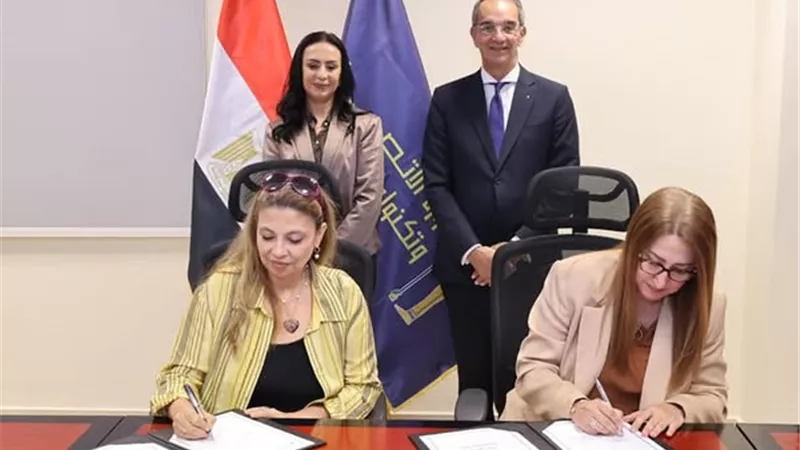 وزيرا الاتصالات والتضامن يشهدان توقيع مذكرة تفاهم وبروتوكولين للتعاون