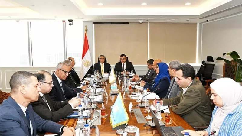 الإسكان والجيزة يتابعان مشروعات المياه والصرف