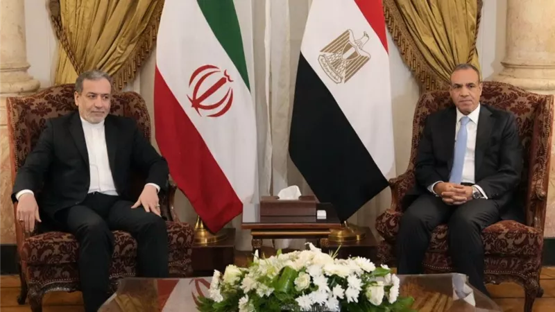مشاورات سياسية بين وزير الخارجية ونظيره الإيراني