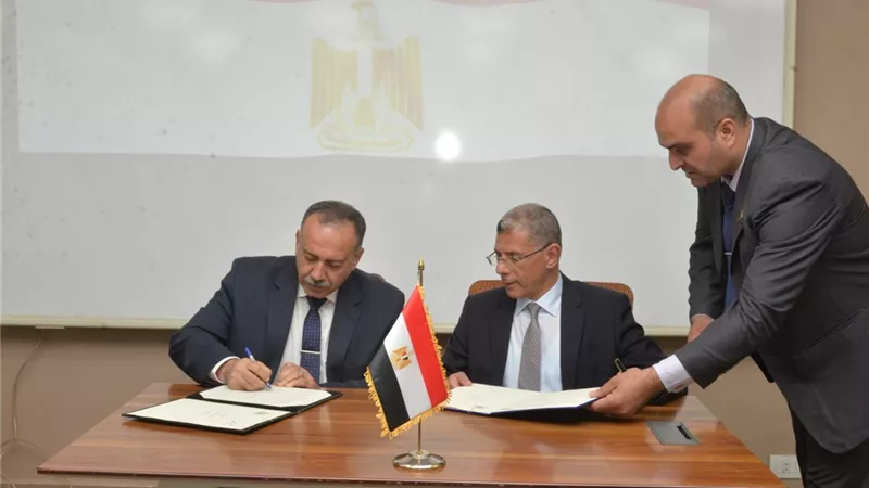 محافظ أسيوط يوقع بروتوكول تعاون مع وكالة الفضاء المصرية
