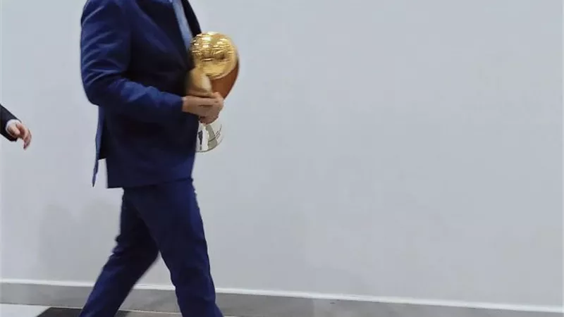ممدوح عيد يحضر اجتماع الاندية بالجبلاية مصطحبا كأس دوري الابطال