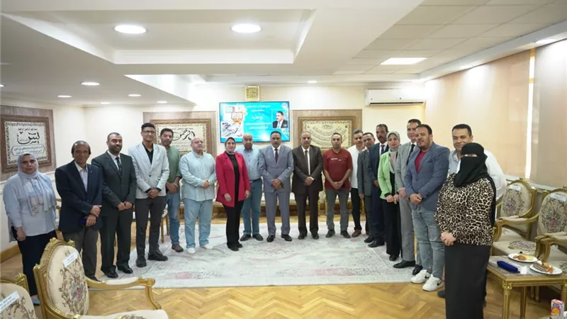 درع اعلامى وصحفى مطروح هدية للواء خالد شعيب المحافظ