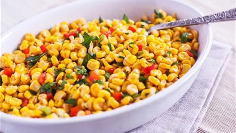 وصفة مثالية لأيام الصيف .. سلطة الذرة المكسيكية