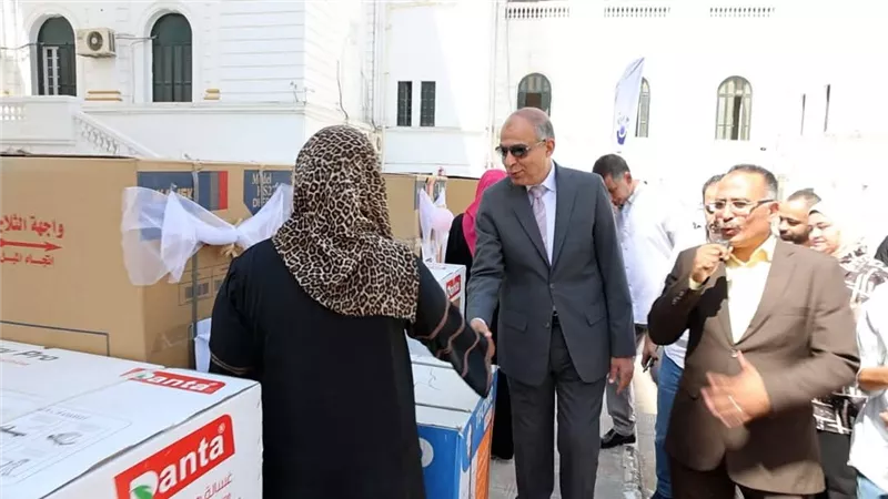 محافظ المنيا يسلم 23 جهاز عروسة بالتعاون مع جمعية “نور القمر”