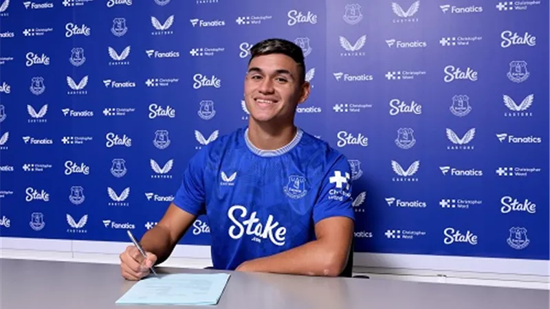 إيفرتون يفعل بند شراء الأرجنتينى ألكاراز