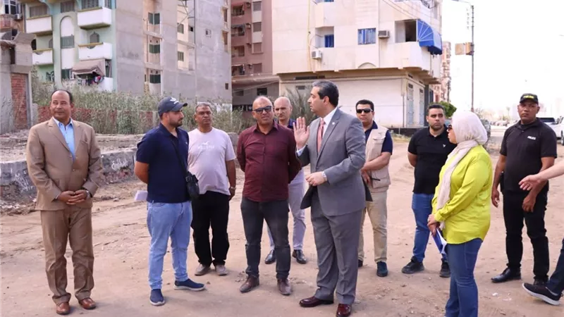 محافظ دمياط يتابع ميدانيا مشروع تطوير الشارع الحربى وطريق الدعايم