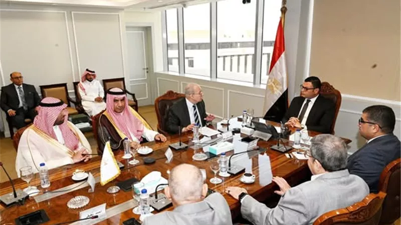 وزير الإسكان يستقبل وفدا سعوديا رفيع المستوى لبحث التعاون