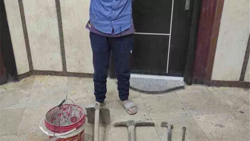 القبض على عامل لتنقيبه عن الأثار داخل منزل بالدرب الاحمر