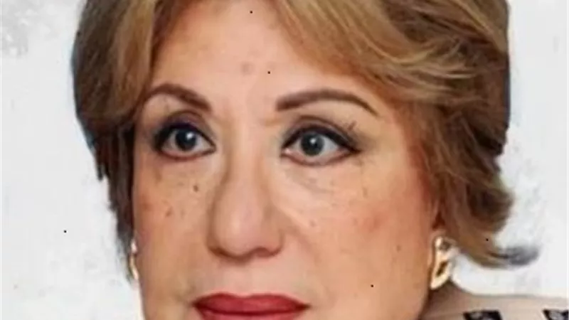 مديحة حمدى أول الحاضرين بمنزل الراحلة سمية أيوب لتجهيزها