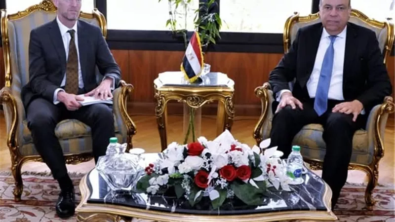 وزير الطيران المدني يلتقي وفد البنك الأوروبي لبحث فرص التعاون