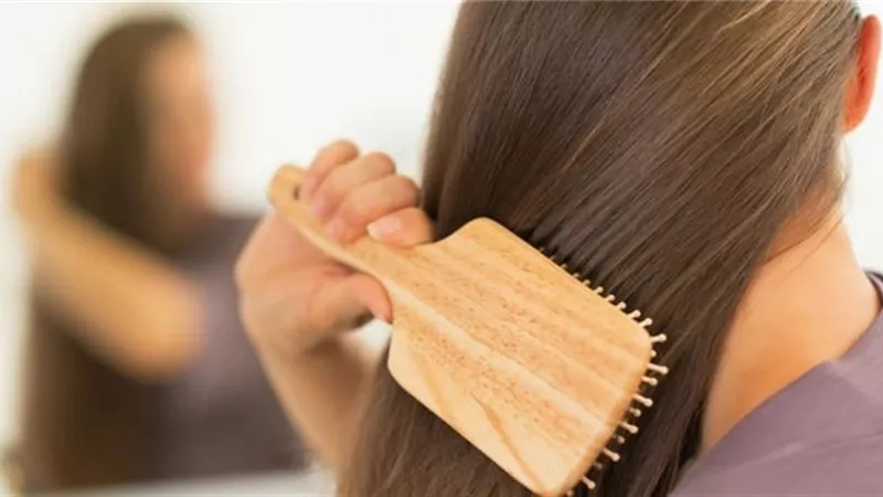 أخطاء شائعة تؤثر على صحة شعرك