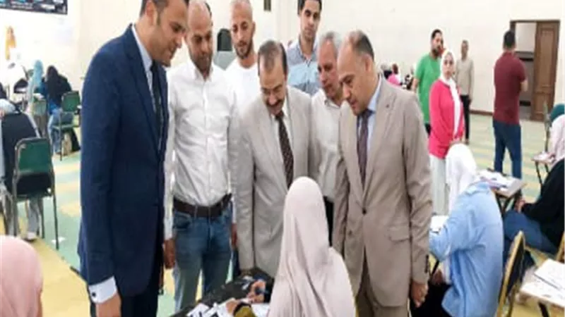 نائب رئيس جامعة بنها يتفقد سير امتحانات الفصل الدراسي الثاني