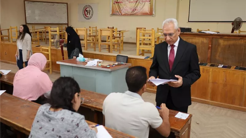 رئيس جامعة المنيا يتفقد اعمال امتحانات كلية الطب البيطري
