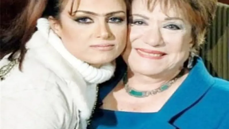 شاهد .. سيمون تودع سميحة أيوب عبر السوشيال ميديا