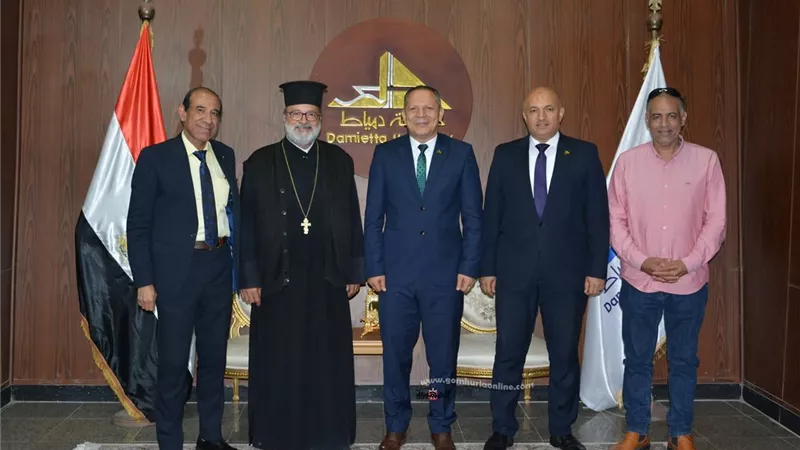 رئيس جامعة دمياط يستقبل كاهن كنيسة الروم للتهنئة بعيد الأضحى