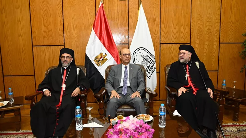 المنشاوي يستقبل قيادات الكنائس بجامعة أسيوط للتهنئة بعيد الأضحى