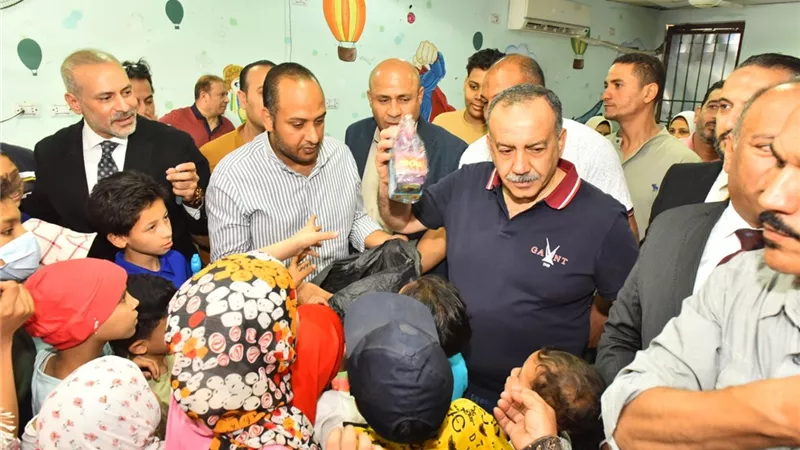 محافظ أسيوط يشارك أطفال معهد الأورام فرحتهم بقرب حلول عيد الأضحى