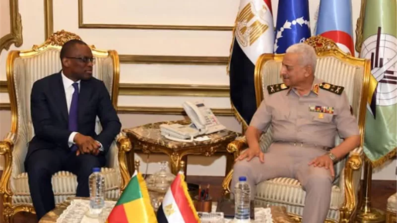 وزير الدفاع يلتقى وزير خارجية جمهورية بنين