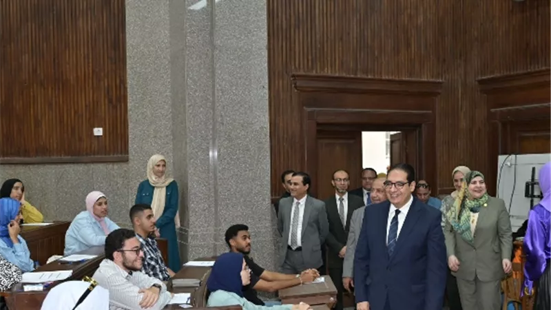رئيس جامعة القاهرة يتفقد الامتحانات بكليات 