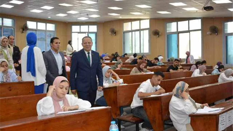 رئيس جامعة دمياط يتفقد إمتحانات الفرقة الرابعة بكلية الآثار