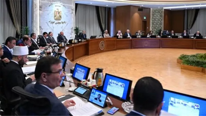 وزيرقطاع الأعمال يستعرض الموقف التنفيذي لتطويرشركات الغزل والنسيج