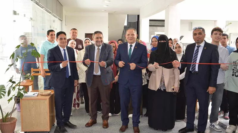 رئيس جامعة دمياط يفتتح المعرض الفني لطلاب كلية الطب البشري