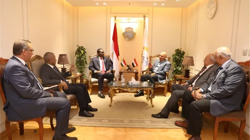 بحث آفاق التعاون في مجالات النقل المختلفة بين مصر والسودان