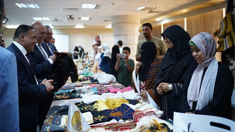 محافظ مطروح يكرم مسؤولي المرأة بمركز التنمية المستدامة