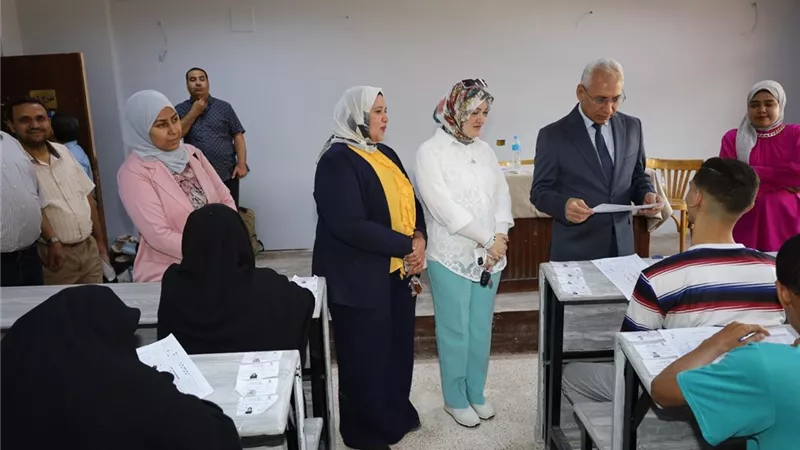 رئيس جامعة المنيا يواصل جولاته لتفقد سير أعمال الامتحانات