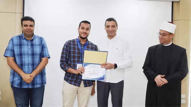 محافظ السويس يُكرّم نماذج من حفظة القرآن الكريم وأبطال السباحة